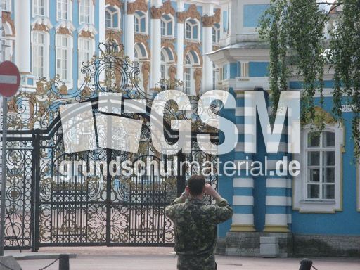 049 Tor zum Katharinenpalast.JPG